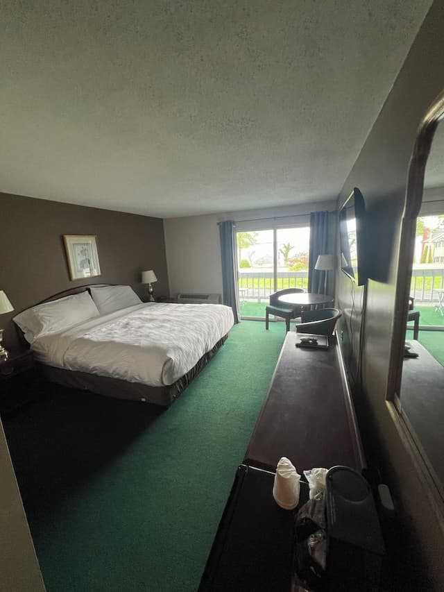 Classic Room, 1 King Bed, Lake View