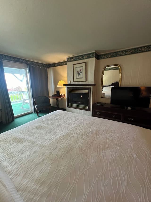 Comfort Room, 1 King Bed, Lake View