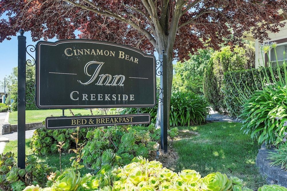 Cinnamon Bear Creekside Inn3