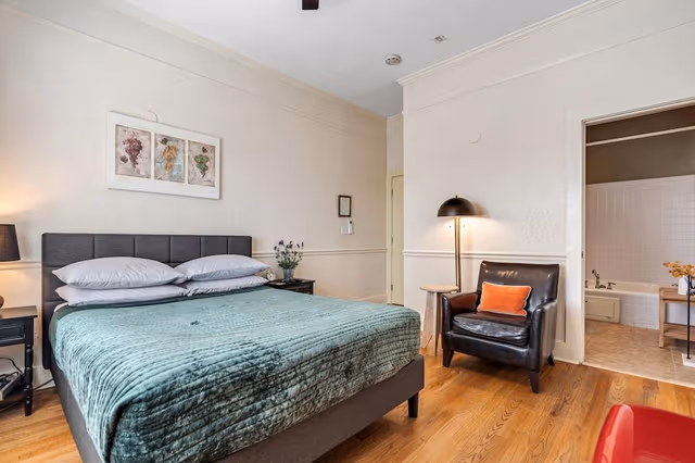 Room, 1 Queen Bed (Sarah Vaughn)