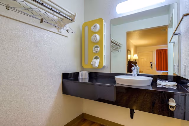 Deluxe Room, 1 Queen Bed, Non Smoking, Refrigerator