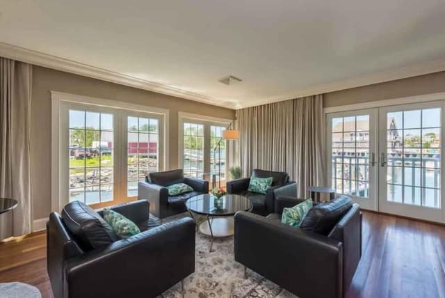 Breakwater Exclusive Waterfront Cottage