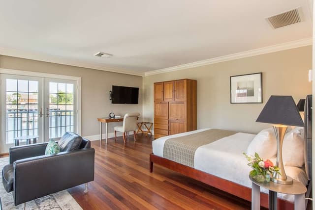Breakwater Exclusive Waterfront Cottage