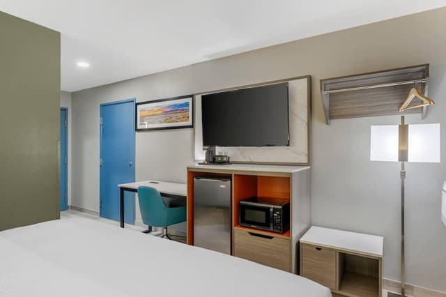 Room, 1 King Bed, Accessible, Non Smoking (Upgrade)