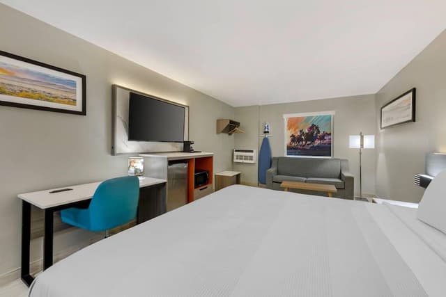 Suite, 1 King Bed with Sofa bed, Non Smoking (Upgrade)
