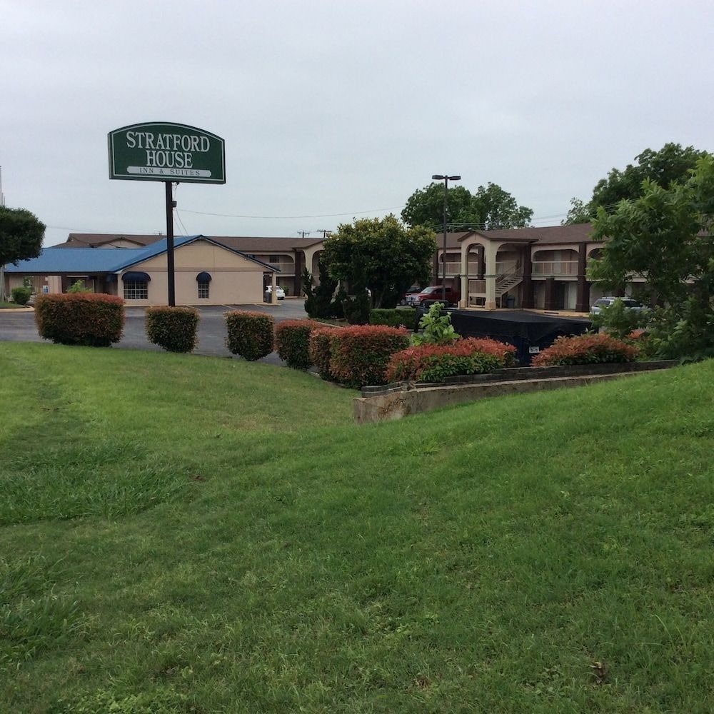 Stratford House Inn and Suites2