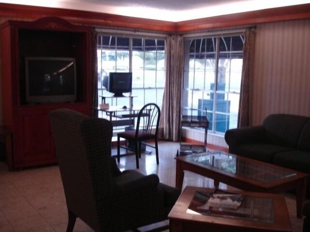 Stratford House Inn and Suites0