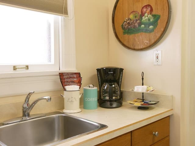 Deluxe Studio, 1 King Bed, Kitchen (118C)