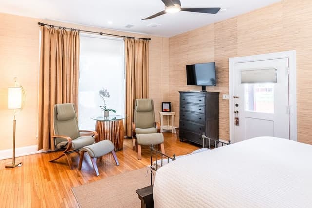 Deluxe Studio, 1 King Bed, Kitchen (118C)
