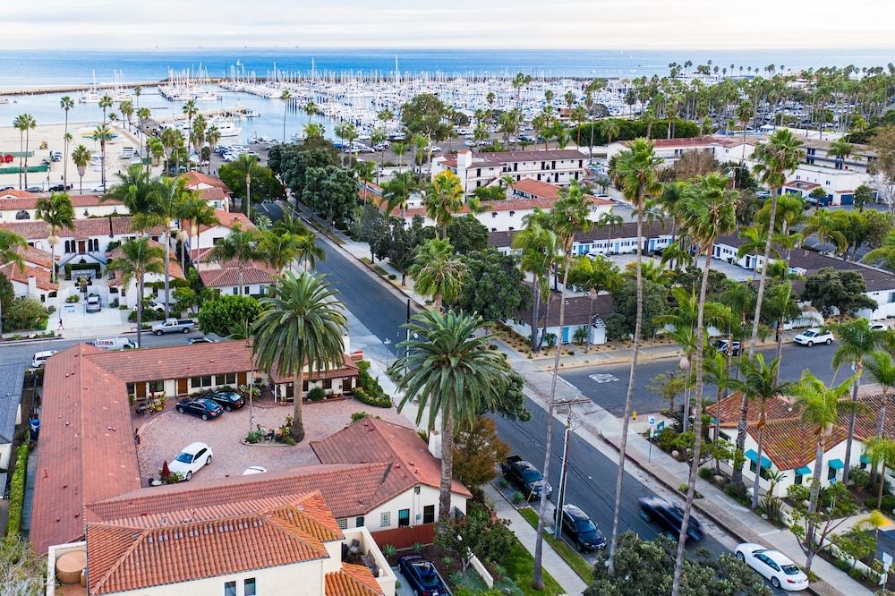 Harbor House Inn0