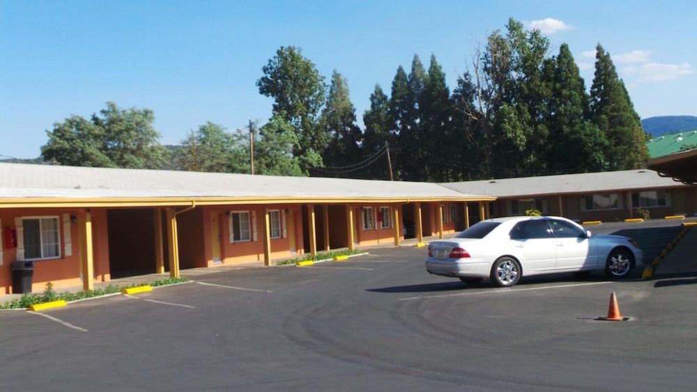RELAX INN OF YREKA3