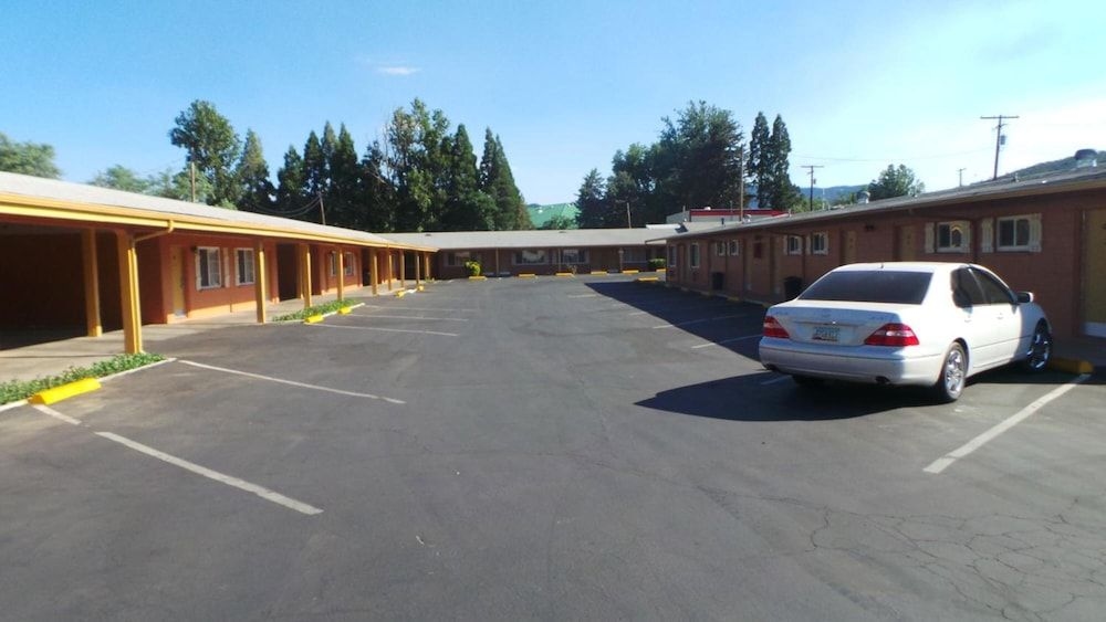 RELAX INN OF YREKA1