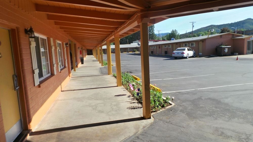 RELAX INN OF YREKA0