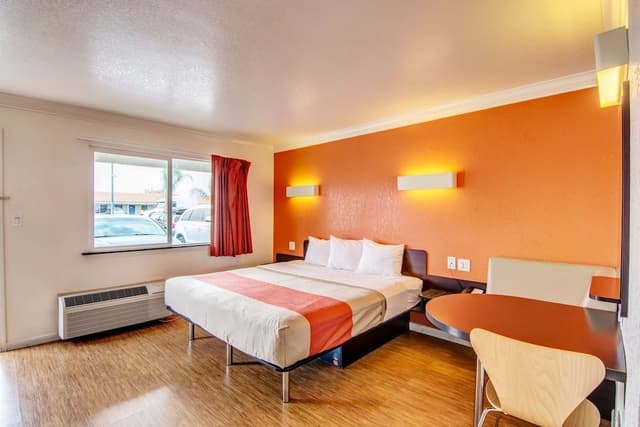 Standard Room, 1 King Bed, Smoking