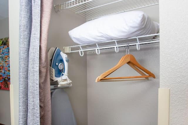 Queen Guestroom