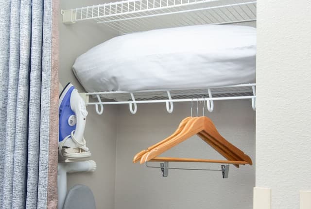 Queen Guestroom