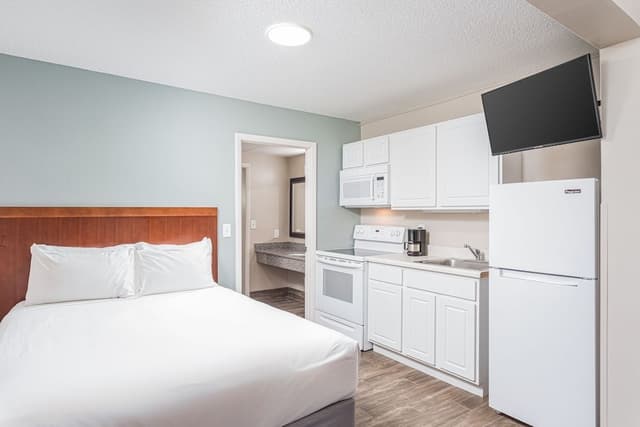 Three Queen Suite Beachfront with Kitchen