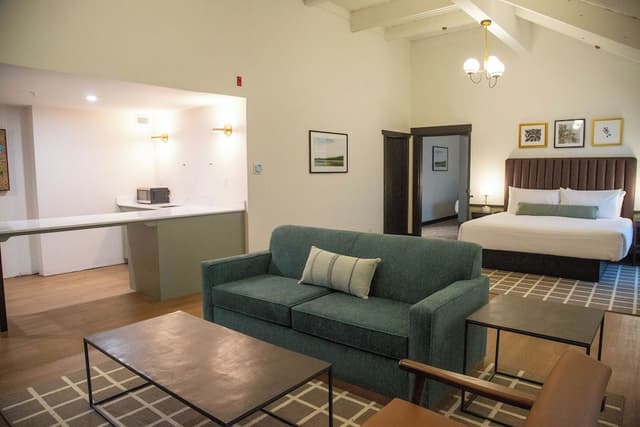Suite, 1 King Bed, Non Smoking (Golf View, Wet Bar)