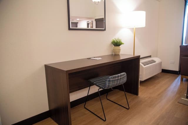 Suite, 1 King Bed, Non Smoking (Golf View, Wet Bar)