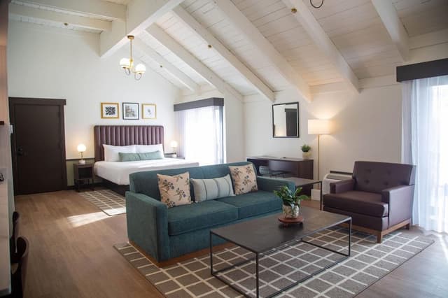 Suite, 1 King Bed, Non Smoking (Golf View, Wet Bar)