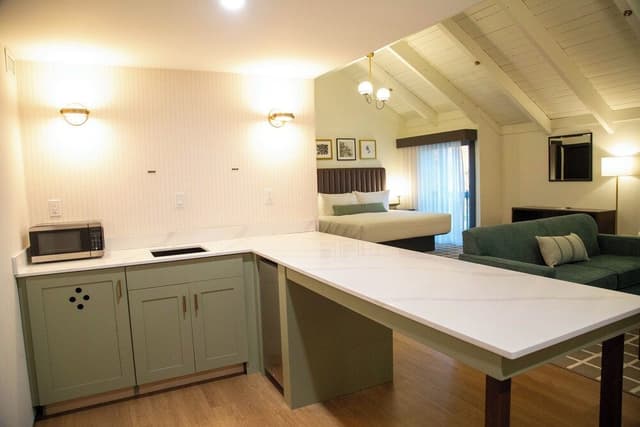 Suite, 1 King Bed, Non Smoking (Golf View, Wet Bar)