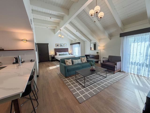 Suite, 1 King Bed, Non Smoking (Golf View, Wet Bar)