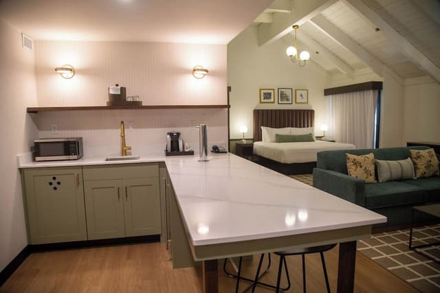 Suite, 1 King Bed, Non Smoking (Golf View, Wet Bar)