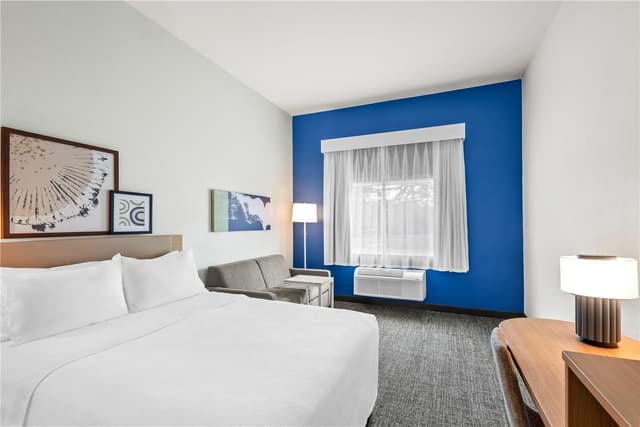 2 QUEEN BEDS WITH SOFABED