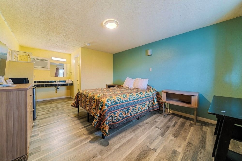 Catalina Motel0