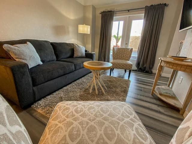 Elite Suite, 1 King Bed, Patio