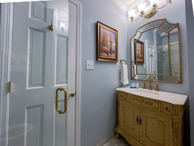 Luxury Main House Queen - J. Stephens Room