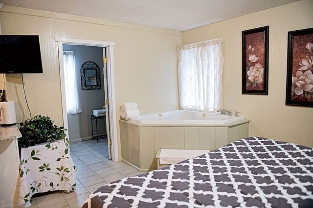Room, Non Smoking, Private Bathroom (Carriage House)