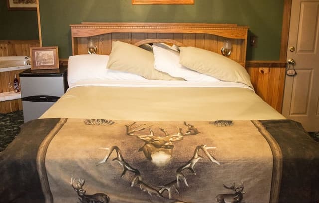 Deluxe Suite, Non Smoking, Private Bathroom (White Tail Deer Suite)