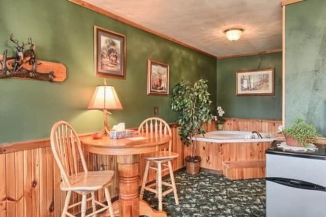 Deluxe Suite, Non Smoking, Private Bathroom (White Tail Deer Suite)