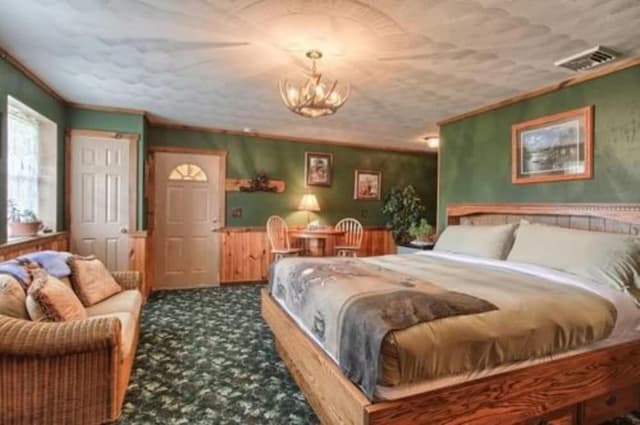 Deluxe Suite, Non Smoking, Private Bathroom (White Tail Deer Suite)
