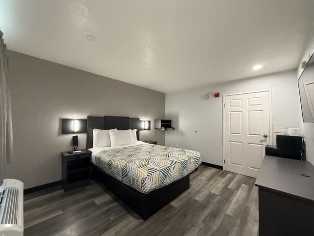 Deluxe Room, 1 Queen Bed, Non Smoking, Refrigerator & Microwave