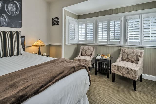 Suite, 1 King Bed, Jetted Tub (Helena)