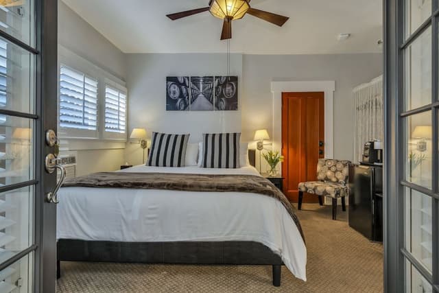 Luxury Room, 1 King Bed, Patio (Spring)