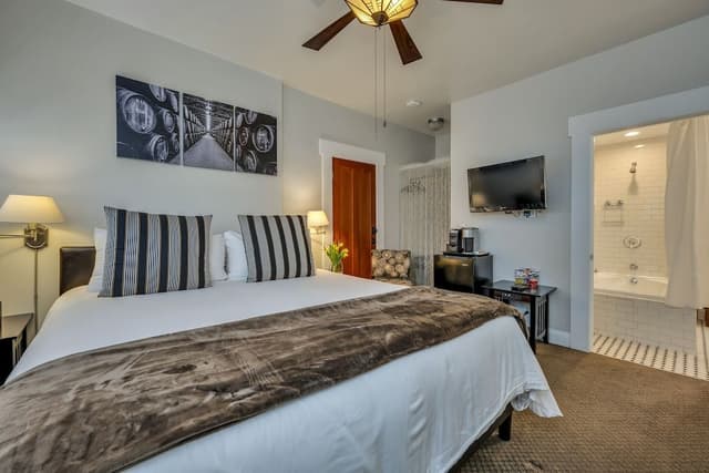 Luxury Room, 1 King Bed, Patio (Spring)