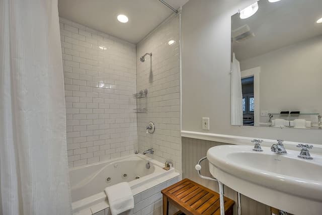 Luxury Room, 1 King Bed, Patio (Spring)
