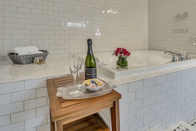 Suite, 1 King Bed, Jetted Tub (Helena)