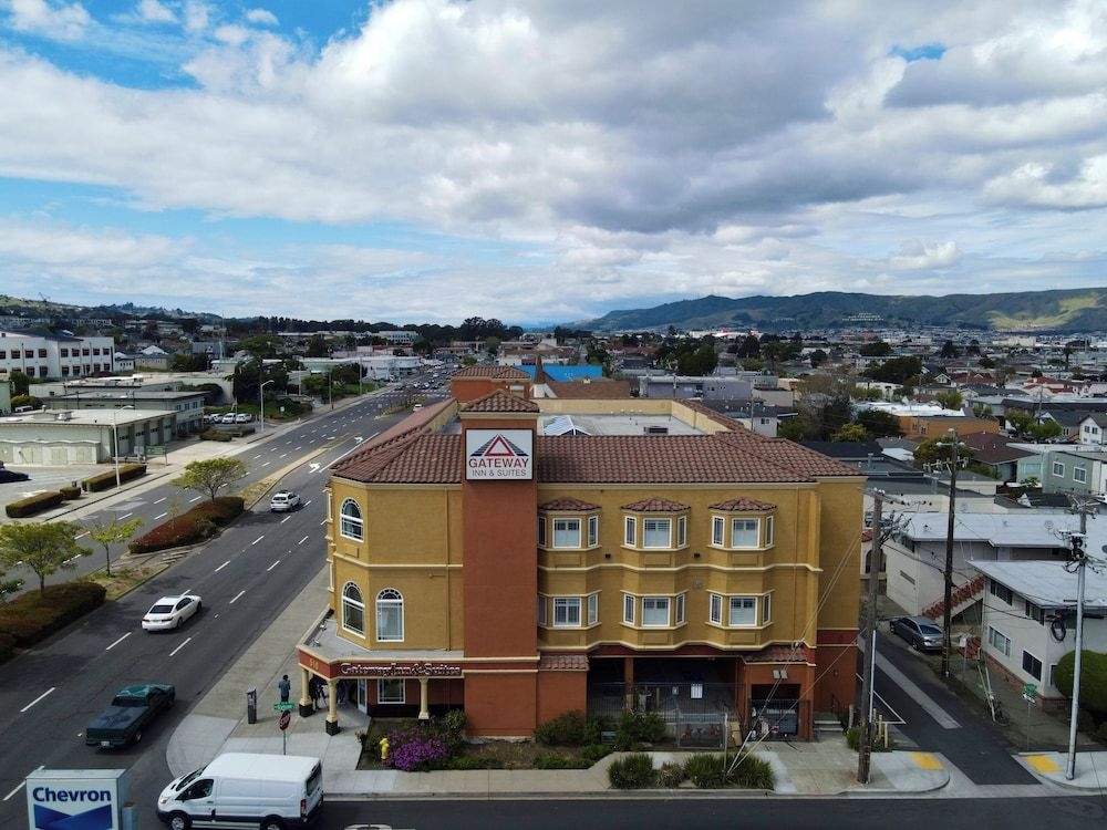 Gateway Inn and Suites Hotel3