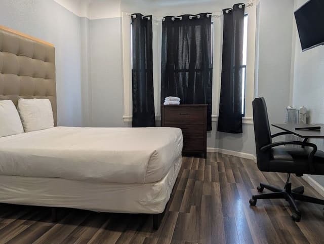 Deluxe Room (with Shared Bathroom)