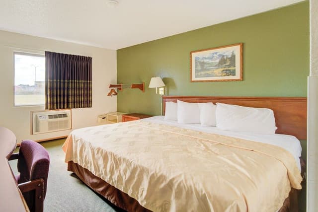 Queen Bed Accessible Non-Smoking
