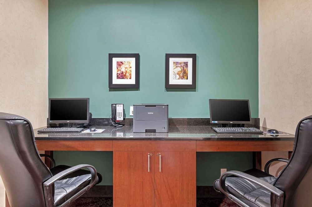 Best Western Plus Howe Inn1