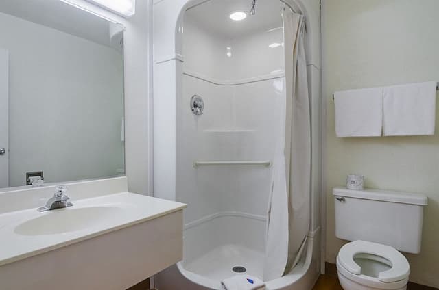 Standard Room, 1 Queen Bed, Non Smoking, Refrigerator & Microwave