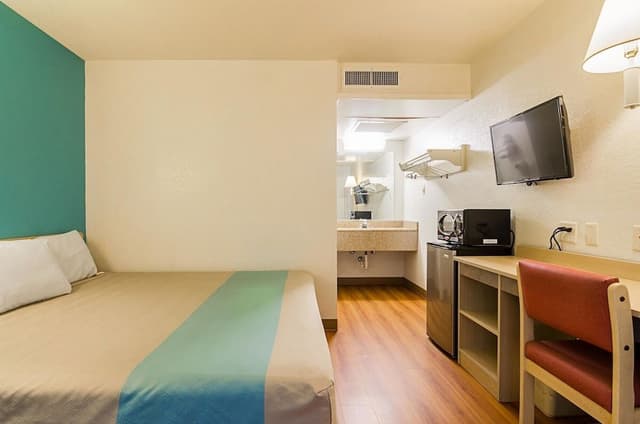 Deluxe Room, 1 King Bed, Smoking, Refrigerator & Microwave