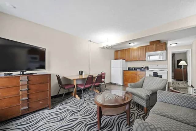 Suite, 1 Queen Bed, Kitchen