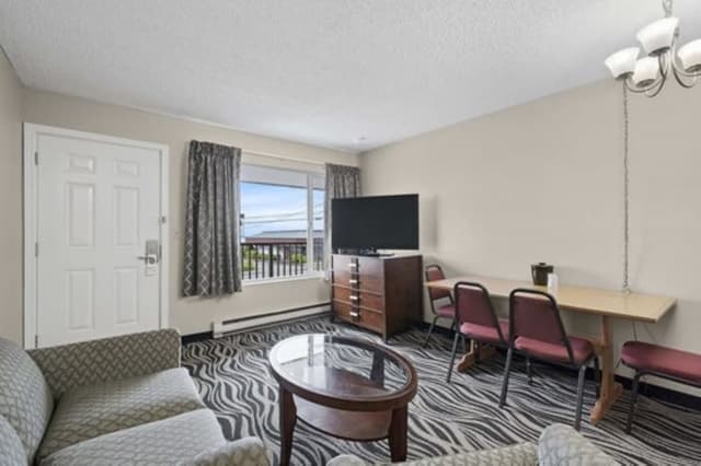 Suite, 1 Queen Bed, Kitchen