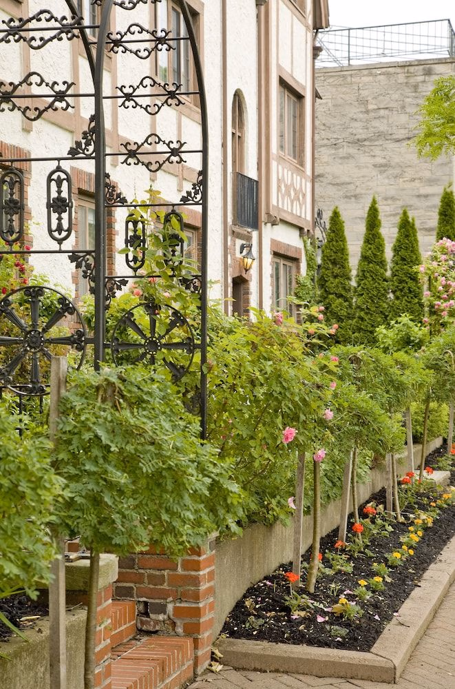The Red Coach Inn3